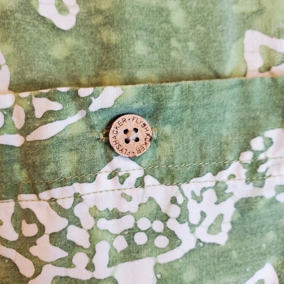 Flyshacker Green Batik Fish Button Up Shirt Size Medium Mens Hawaiian Fishing - Picture 7 of 8